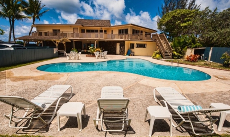 The Kailua Beach House: 9 BDRM Kailua beachfront vacation villa